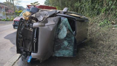 Em Rio do Sul, Tucson sai de pista e capota na SC-350; casal fica ferido