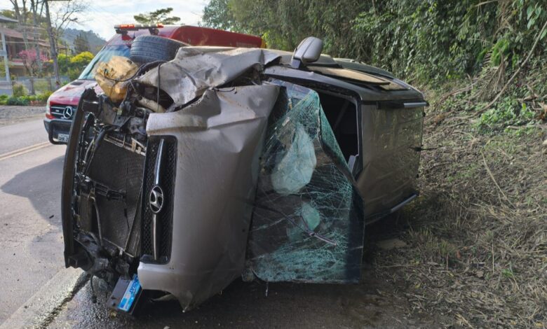 Em Rio do Sul, Tucson sai de pista e capota na SC-350; casal fica ferido