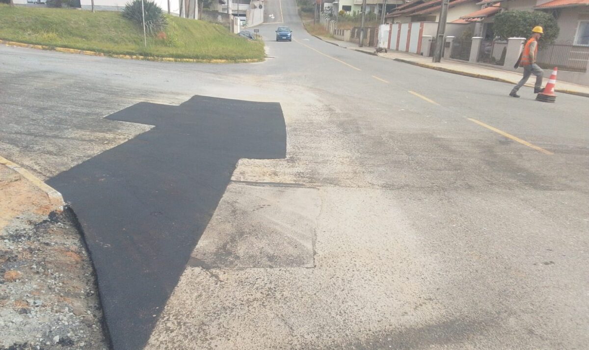 Operação tapa-buraco: Samae intensifica reparos nos bairros de Timbó