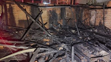 Incêndio destrói duas casas de madeira no bairro Tribess, em Blumenau