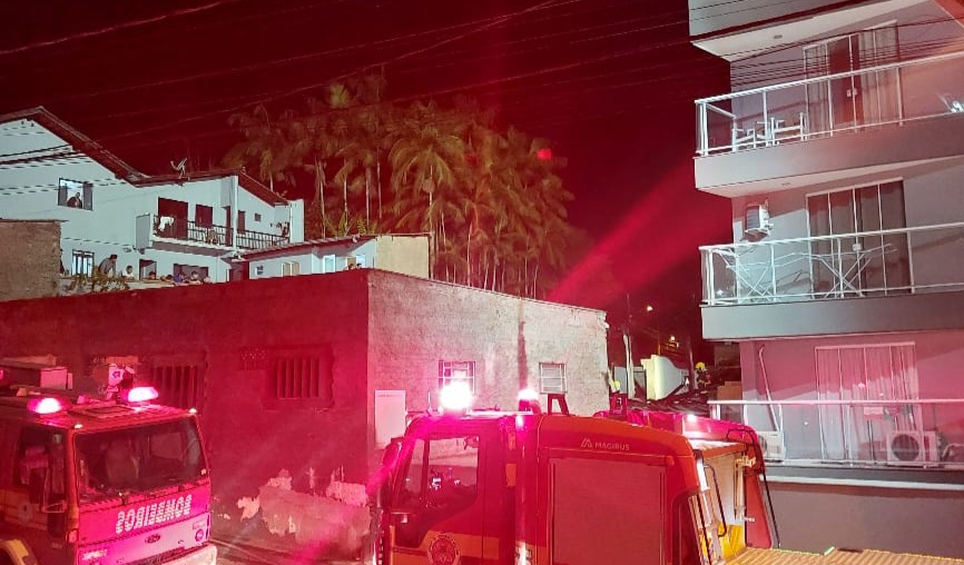 Incêndio destrói duas casas de madeira no bairro Tribess, em Blumenau