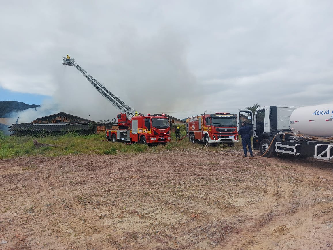 Fábrica de móveis pega fogo em Gaspar e mobiliza operação com retroescavadeira e caminhões-pipa
