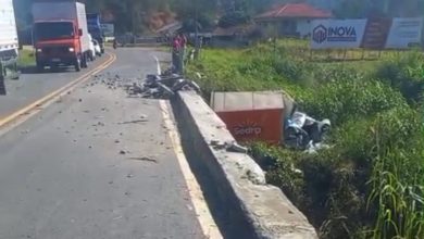Por um triz: motorista salta antes de caminhão despencar de ponte em Rodeio
