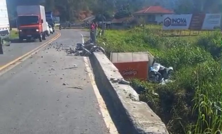 Por um triz: motorista salta antes de caminhão despencar de ponte em Rodeio