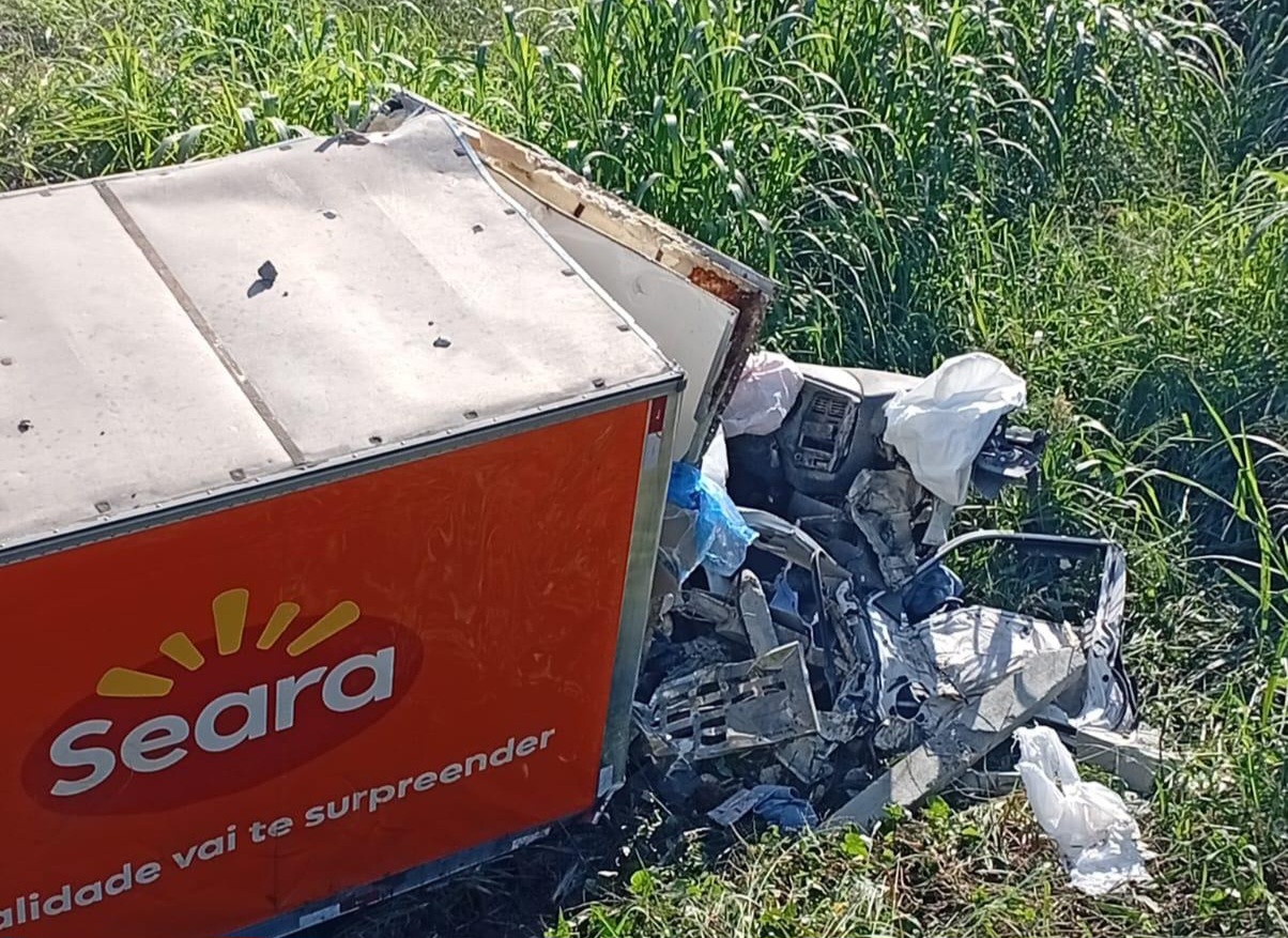Por um triz: motorista salta antes de caminhão despencar de ponte em Rodeio