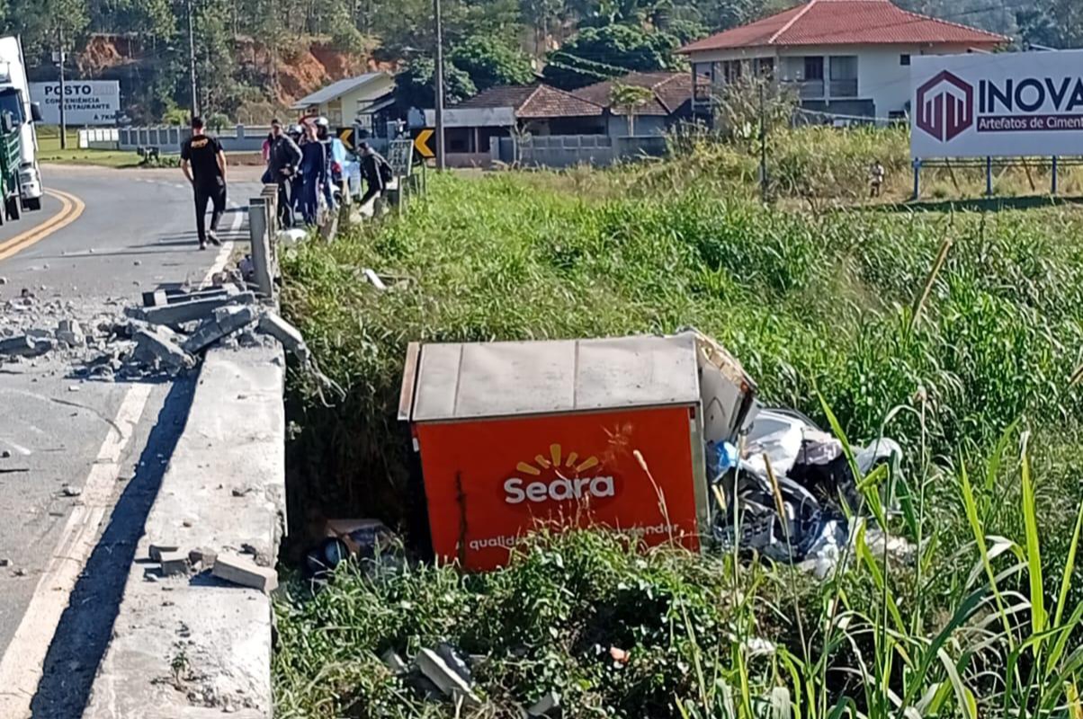 Por um triz: motorista salta antes de caminhão despencar de ponte em Rodeio