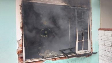 Fogo consome quarto em casa dividida entre ex-casal e mobiliza bombeiros em Blumenau