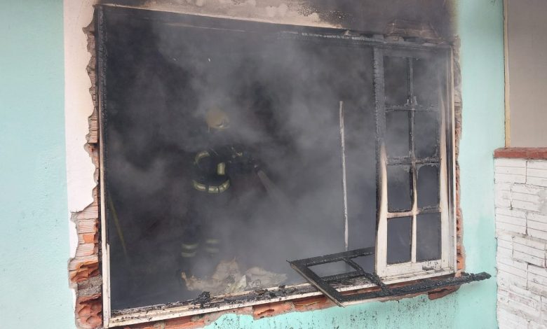 Fogo consome quarto em casa dividida entre ex-casal e mobiliza bombeiros em Blumenau