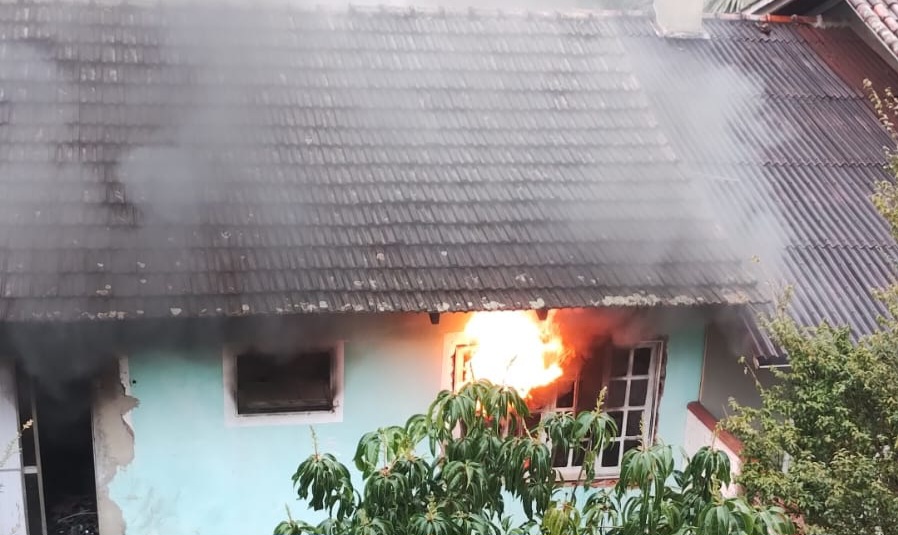 Fogo consome quarto em casa dividida entre ex-casal e mobiliza bombeiros em Blumenau