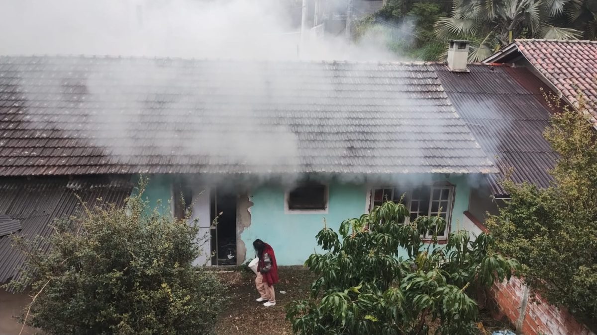 Fogo consome quarto em casa dividida entre ex-casal e mobiliza bombeiros em Blumenau