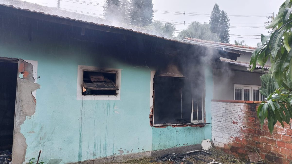 Fogo consome quarto em casa dividida entre ex-casal e mobiliza bombeiros em Blumenau