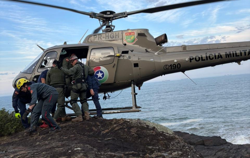 Idosa de 65 anos é resgatada por helicóptero após queda na trilha da Galheta, em SC