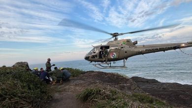 Idosa de 65 anos é resgatada por helicóptero após queda na trilha da Galheta, em SC