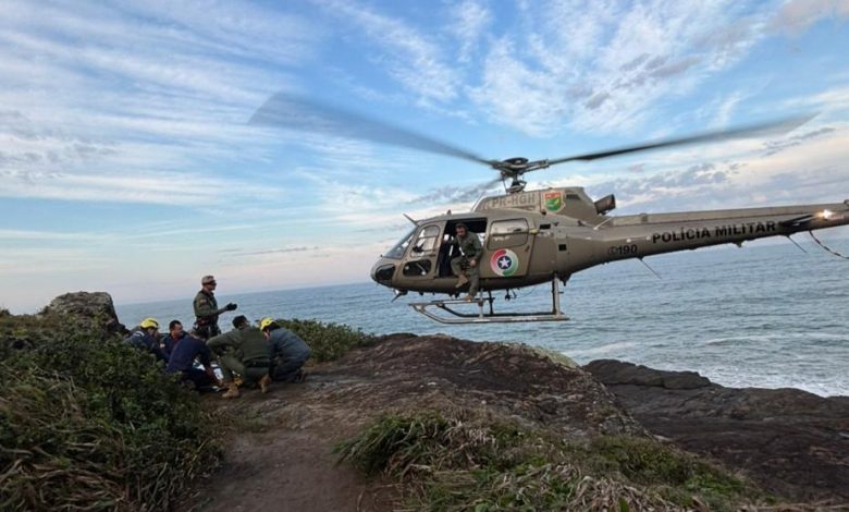 Idosa de 65 anos é resgatada por helicóptero após queda na trilha da Galheta, em SC