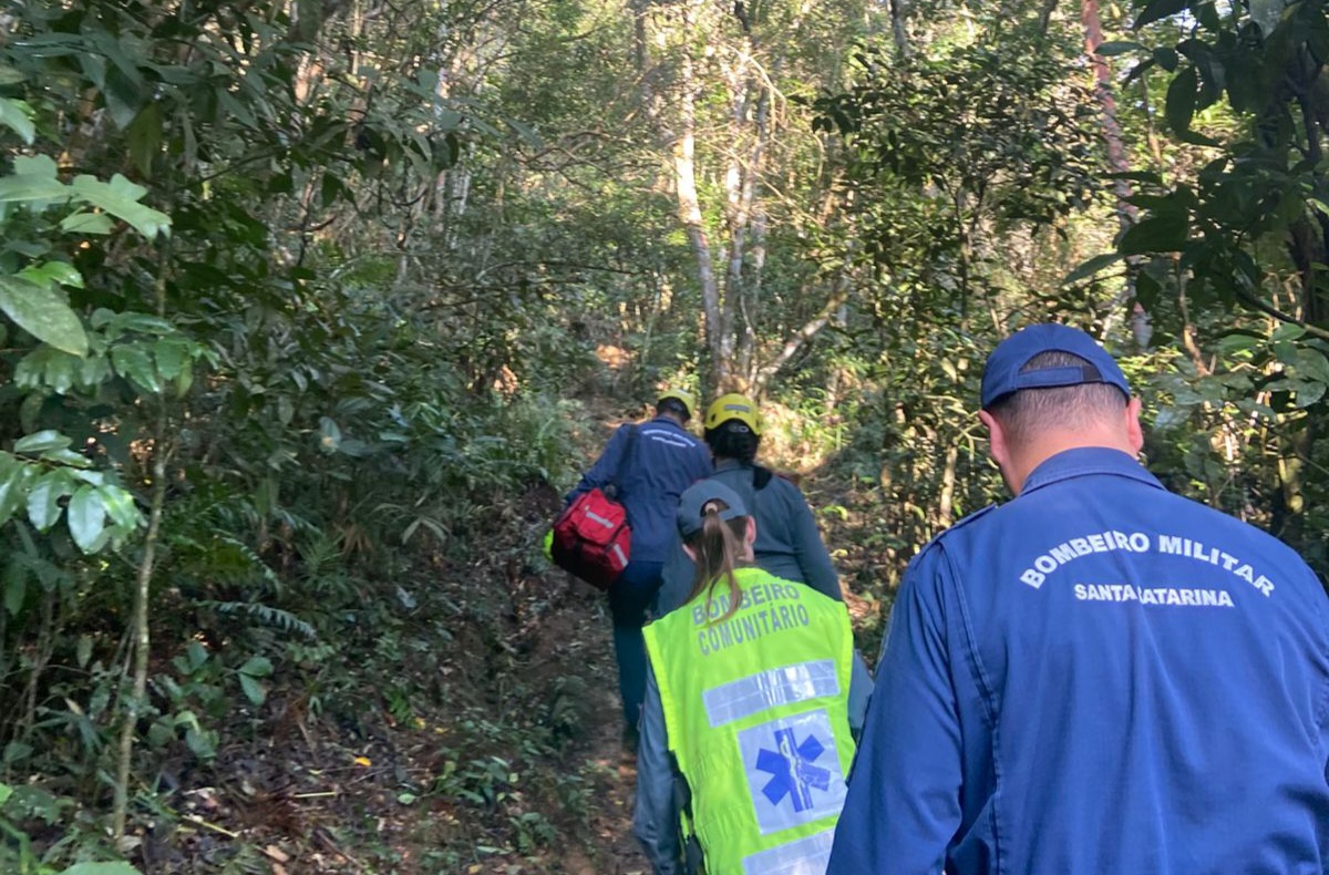 Idosa de 65 anos é resgatada por helicóptero após queda na trilha da Galheta, em SC