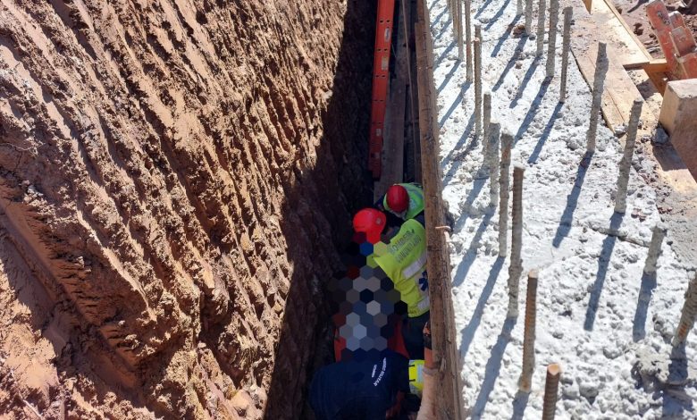 Trabalhador sofre queda em vala de obra e é resgatado em Blumenau