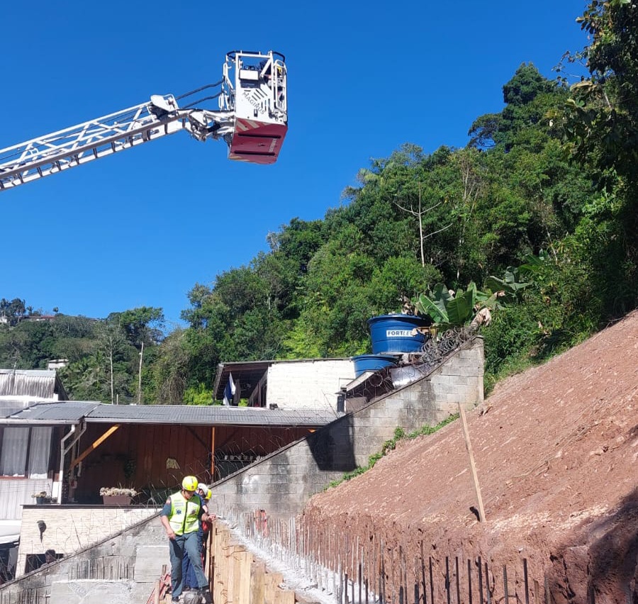 Trabalhador sofre queda em vala de obra e é resgatado em Blumenau