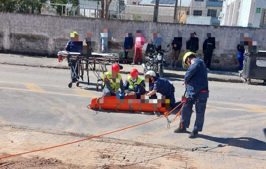 Trabalhador sofre queda em vala de obra e é resgatado em Blumenau