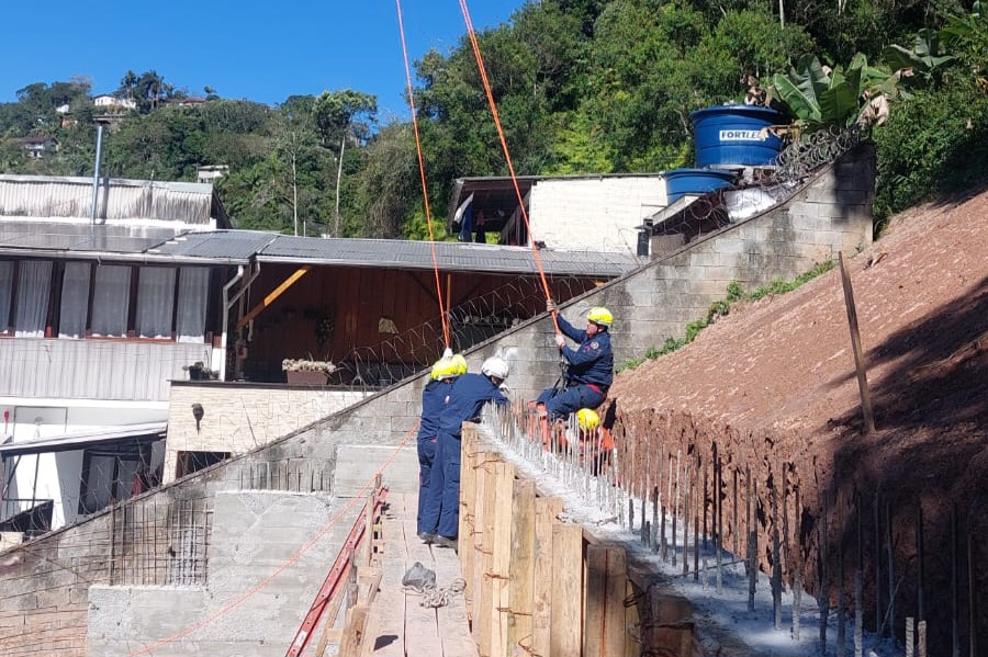 Trabalhador sofre queda em vala de obra e é resgatado em Blumenau