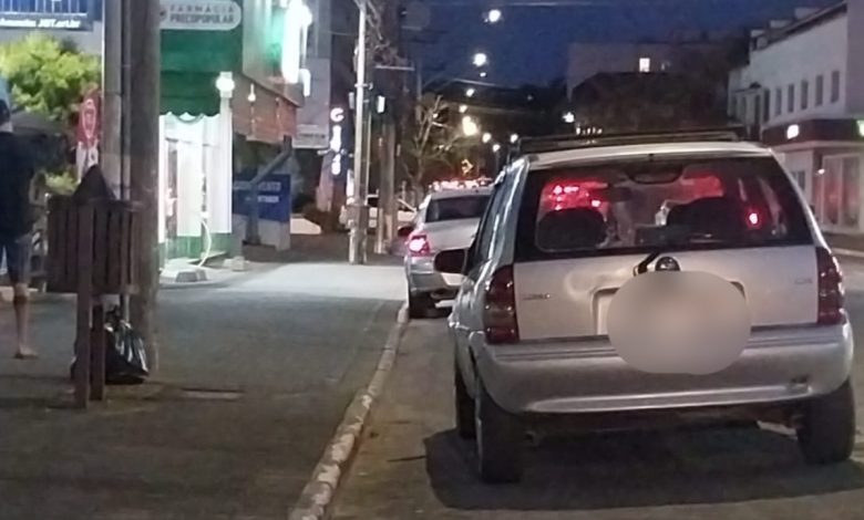 “É algo rotineiro”, diz motorista sobre carros estacionados na ciclovia em Timbó