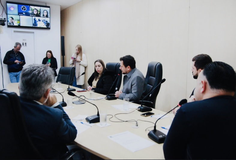 Comissão debate cobertura de telefonia e excesso de fios com operadoras em Blumenau