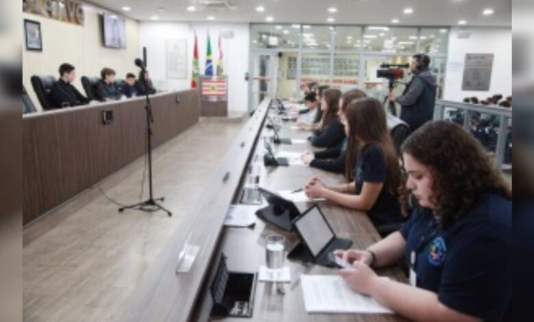 Sessão da Câmara Mirim valoriza educação, homenageia diretoras e promove debate sobre temas sociais