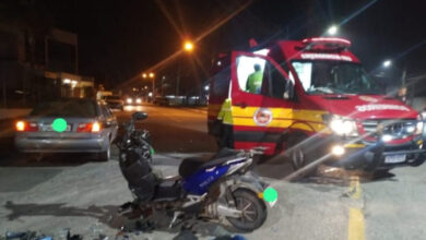 Homem fica sofrendo fraturas nas mãos e perna após colisão entre carro e moto em Brusque