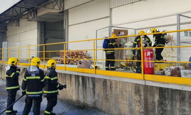 Vazamento de vapor tóxico por reação química assusta funcionários em galpão de Gaspar