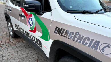 Homem é preso por ameaçar o próprio pai em Blumenau ao levar amigos para consumir drogas em casa