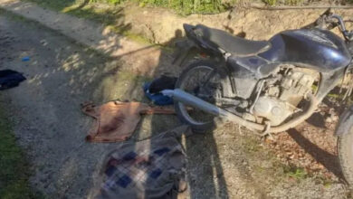Homem é encontrado morto nos fundos de casa, em Brusque, com marcas de tiros