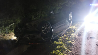 Condutor sofre suspeita de fratura após capotar carro na BR-470 em Rio do Sul