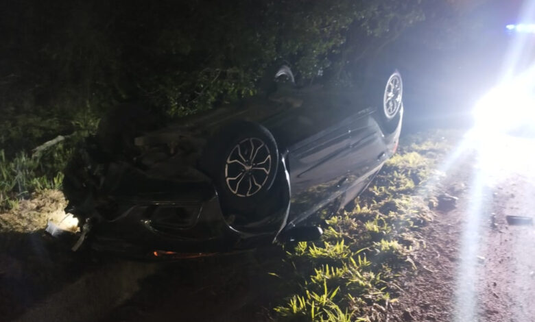 Condutor sofre suspeita de fratura após capotar carro na BR-470 em Rio do Sul