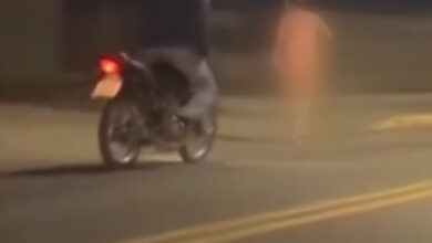 Deu no pé e sem calça! Morador é flagrado nu em plena rua de Rodeio
