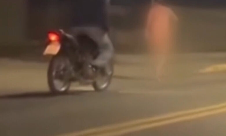 Deu no pé e sem calça! Morador é flagrado nu em plena rua de Rodeio