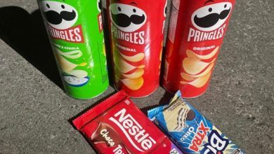 Dois adolescentes de 13 anos foram apreendidos na noite do último domingo (20), após serem flagrados furtando produtos