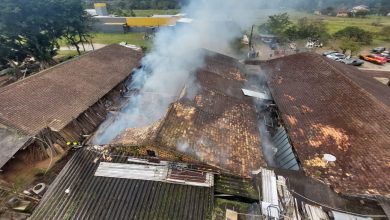 Fábrica de móveis pega fogo em Gaspar e mobiliza operação com retroescavadeira e caminhões-pipa