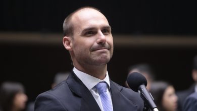 Ministro do STF determina bloqueio de contas e bens de Eduardo Bolsonaro