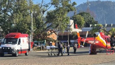 Paciente com infarto grave é salvo após ação rápida de equipes de emergência em Timbó Um homem de 43 anos viveu momentos críticos nesta segunda-feira (22) após sofrer um infarto com supra, uma das formas mais graves da condição cardíaca, enquanto era atendido na UPA de Timbó. O quadro exigia resposta imediata para garantir chances de sobrevivência. Diante da gravidade do caso, a Central de Regulação de Urgência e Emergência 192 de Blumenau acionou rapidamente o serviço aeromédico Arcanjo 03. A aeronave pousou em Timbó e, com o paciente já estabilizado, fez o transporte emergencial até o Hospital Santa Isabel, em Blumenau, referência em cardiologia. A agilidade no atendimento foi crucial para o desfecho positivo: o homem recebeu o tratamento necessário a tempo e sobreviveu graças à ação coordenada entre as equipes.