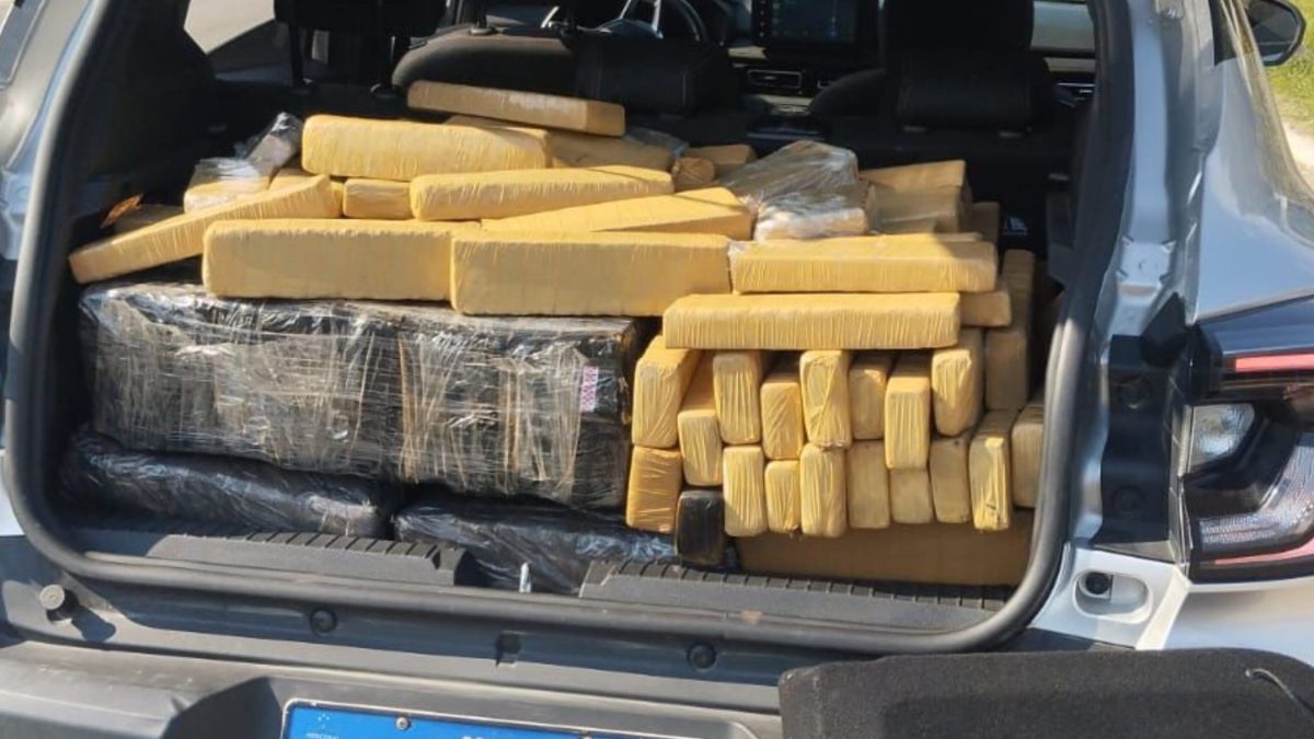 Casal é preso com mais de 230 kg de drogas e produtos contrabandeados na BR-470, em Rio do Sul
