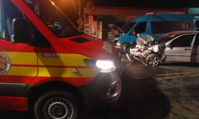 Motorhome colide com carro em Blumenau e motorista sofre trauma craniano