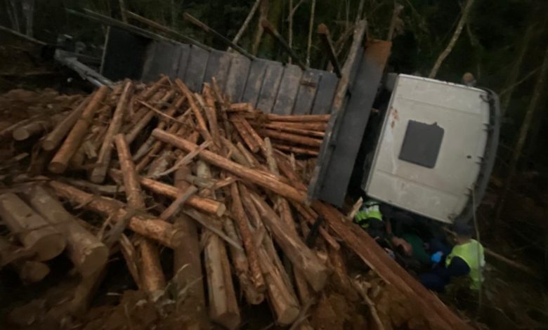 Motorista fica preso na cabine após caminhão despencar de barranco em Rio do Sul