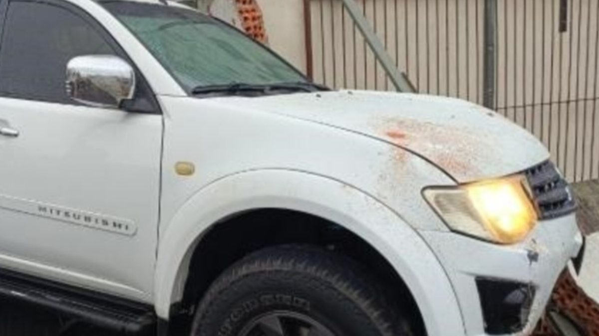 Casal fica ferido após caminhonete atingir muro em colisão no Centro de Indaial