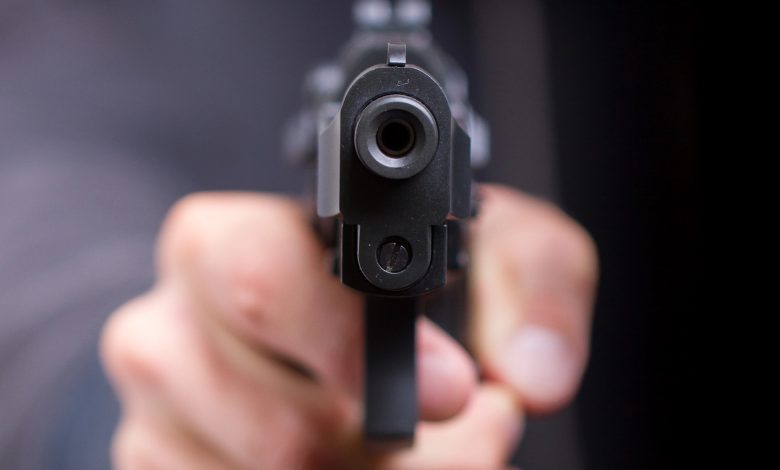 Dupla armada invade empresa em Indaial e leva dinheiro e cheques