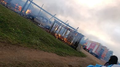 Fogo destrói rancho com máquinas e carro em Rio dos Cedros