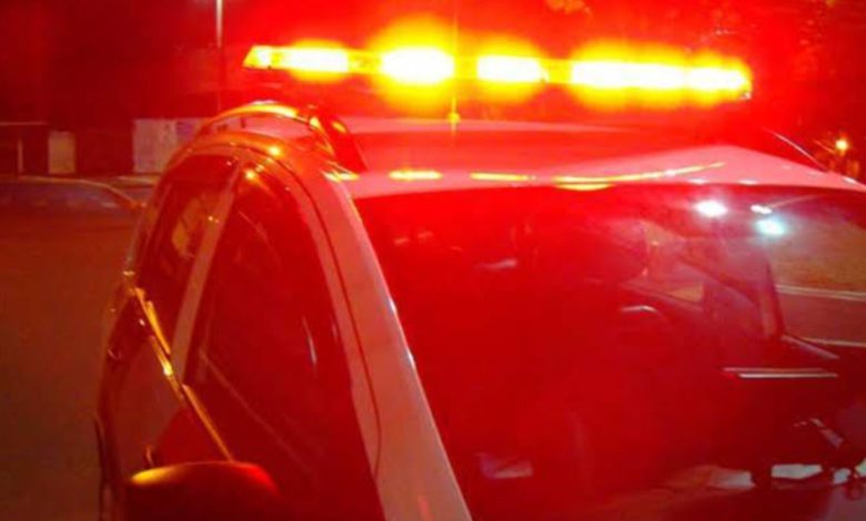 Homem escala coluna lateral e furta bebidas de loja em Timbó