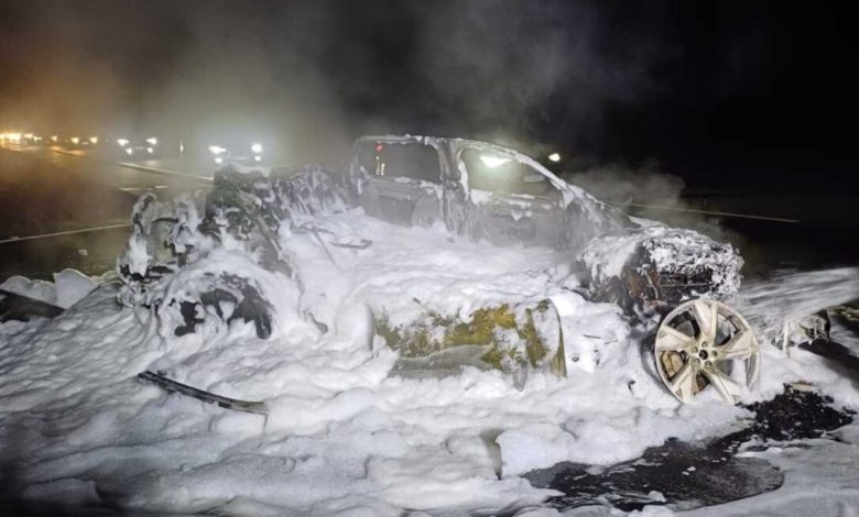 Jaguar pega fogo após colisão com caminhão em Guaramirim