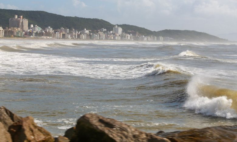Ciclone extratropical provoca ventos fortes, mar agitado e chance de neve em SC