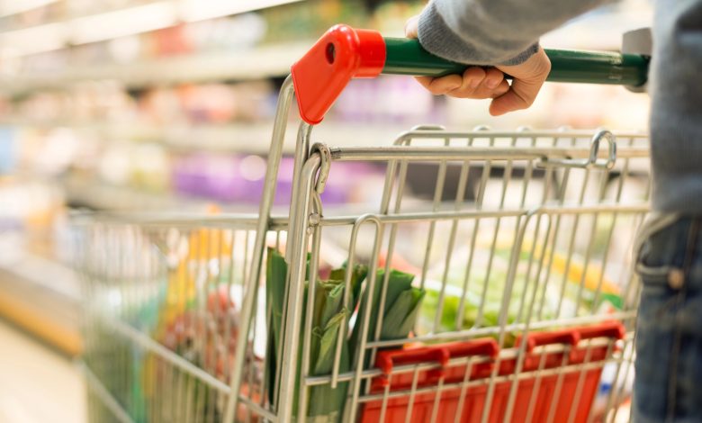 Efeito das tarifas de Trump começa a atingir alimentos no Brasil: carnes e frutas em queda, café sobe