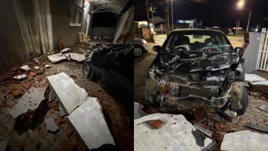 Veículo colide contra residência e é abandonado em Timbó durante a madrugada