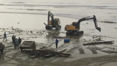 Barco abandonado há 8 meses é demolido e removido em operação na Praia de Gravatá, em SC